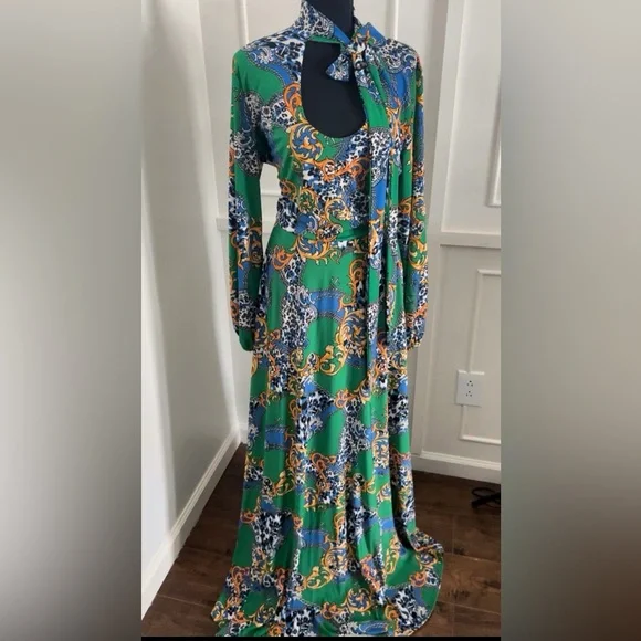 NWOT TIE COLLAR MAXI DRESS 3X GREEN
Boutique Item - Picture 1 of 8